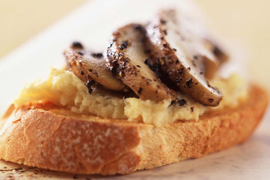 Crostini Con Crema Di Tartufo Bianco E Porcini