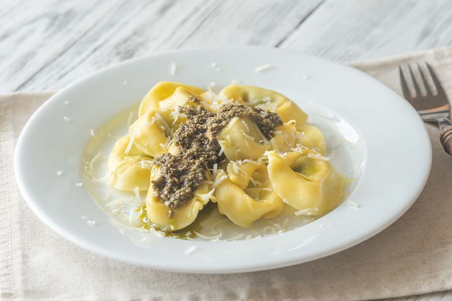 Tortellini Con Tartufo Bianchetto A Fette In Brodo Di Cappone