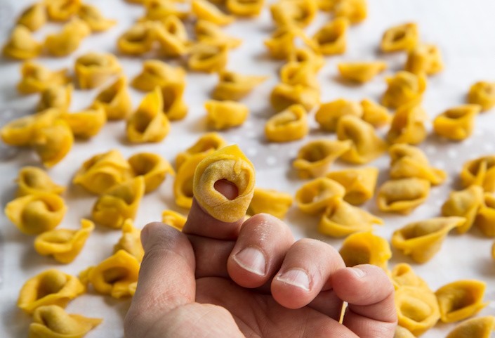 Tortellini Con Tartufo Bianchetto A Fette In Brodo Di Cappone