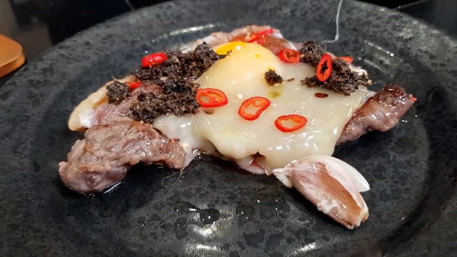 Bistecca Con Uovo, Formaggio E Salsa Con Tartufo