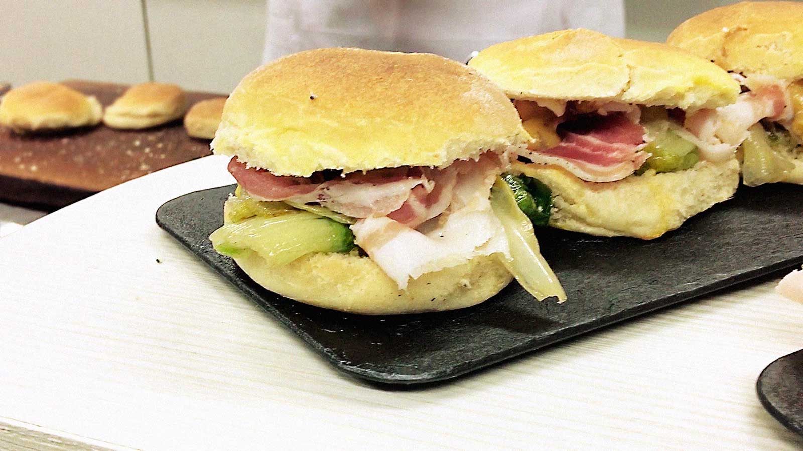 Panino Con Uvetta, Pancetta E Salsa Al Tartufo