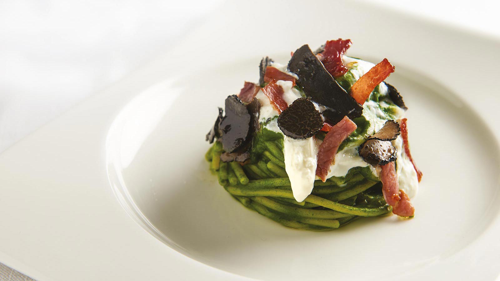 Spaghettoni Con Cavolo Nero, Speck, Burrata E Tartufo Nero Pregiato