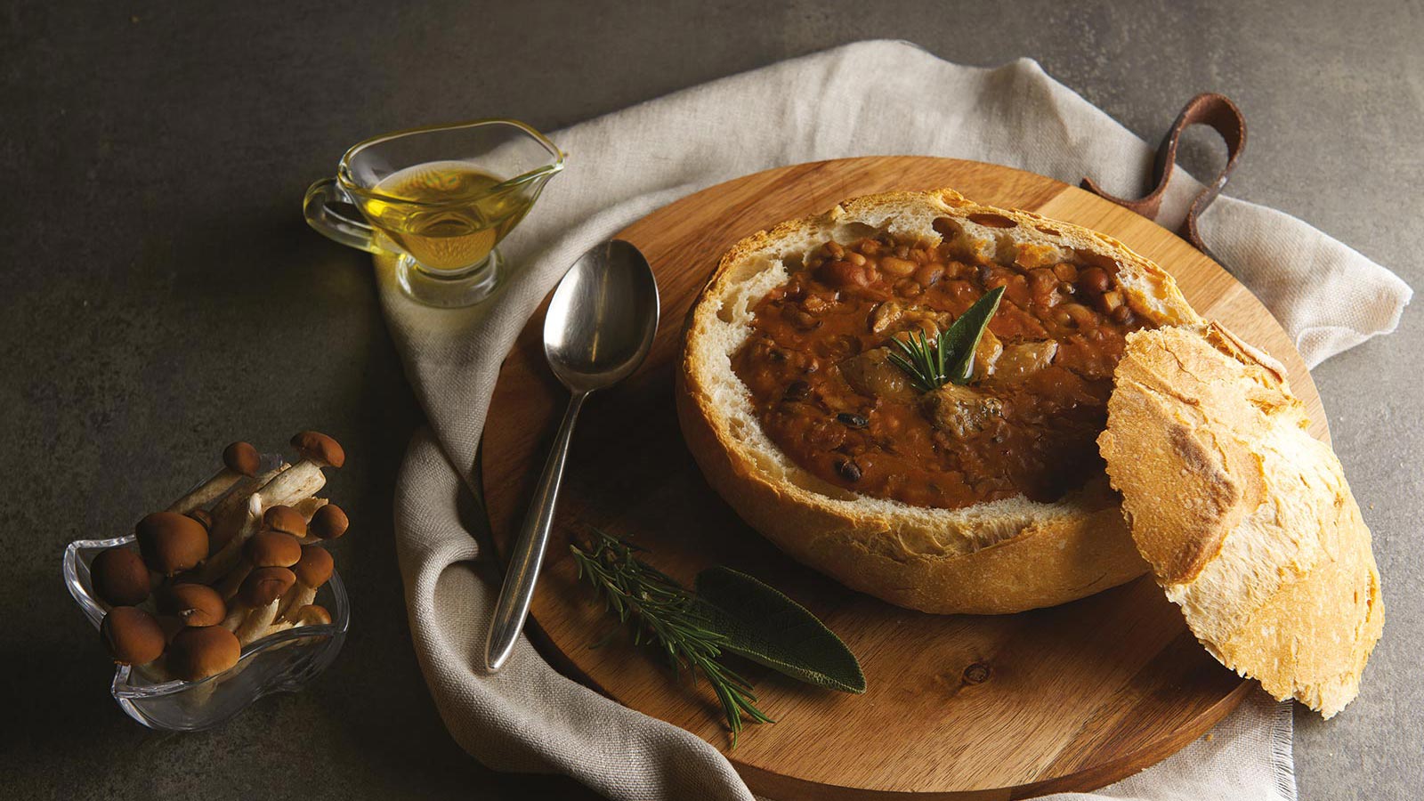 Zuppa Del Casale Con Condimento Di Olio Di Oliva Al Tartufo Bianco