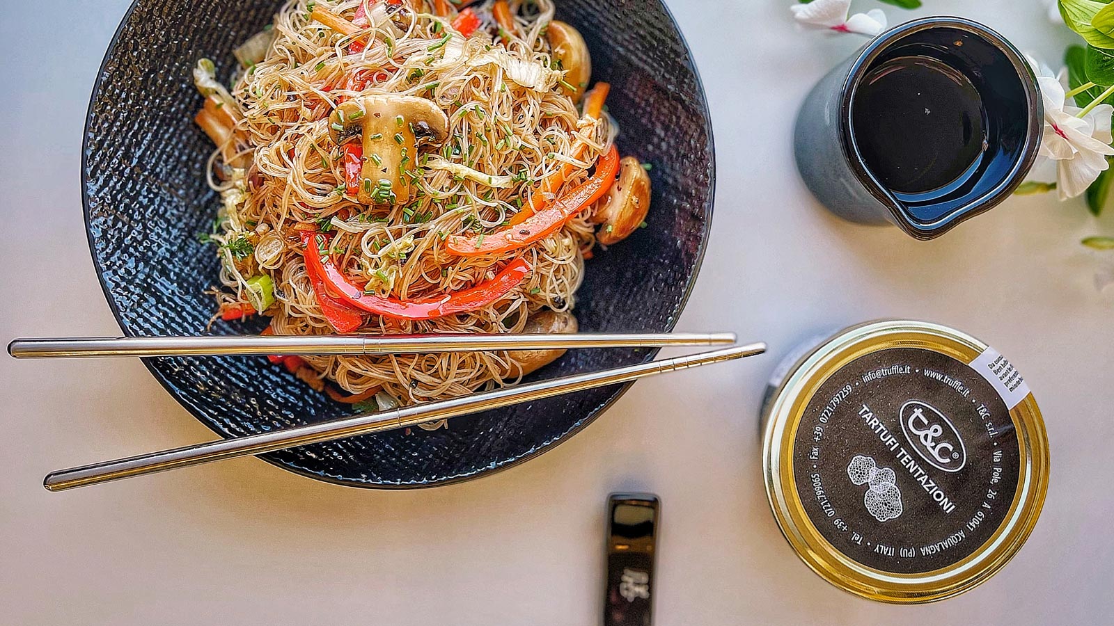 Hakka Noodles Con Verdure E Tartufo