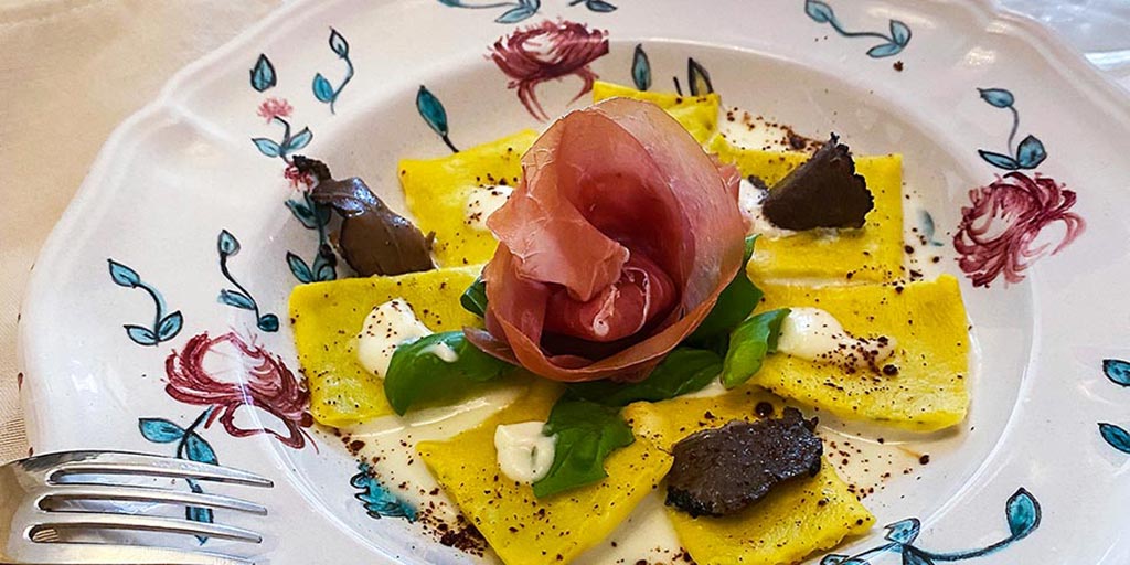 Raviolo Di Tartufo Con Salsa Al Mascarpone E Prosciutto Di Carpegna